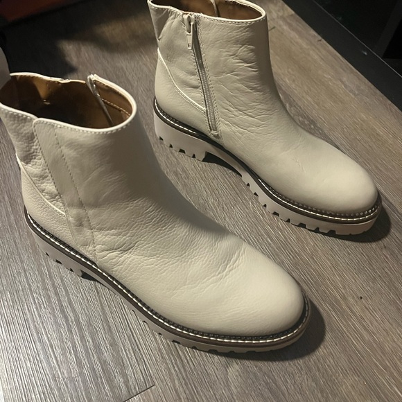 Boots - Picture 4 of 4